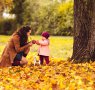 Familienfoto - Baby mit Mama im Park - Herbst Fotoshooting - Babyfotograf Magdeburg